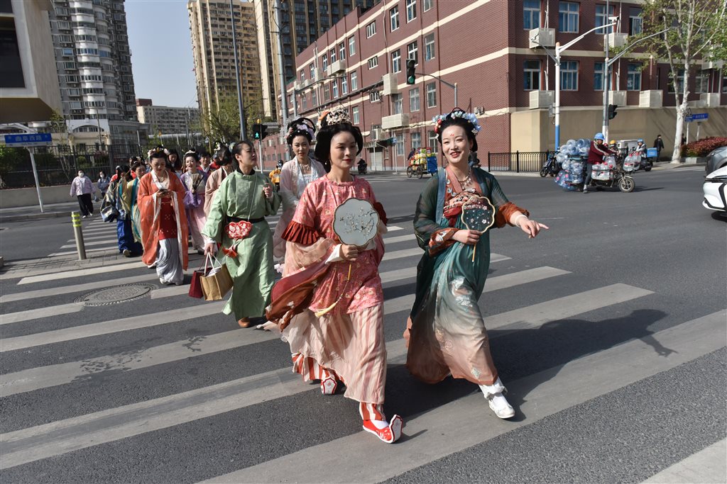 社区“民星”穿着汉服游览苏州河水岸，感受“一江一河”人文魅力