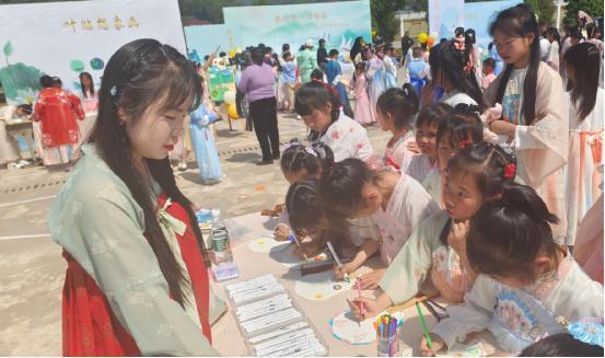 水洞底镇中心小学举办花之约汉服游园会