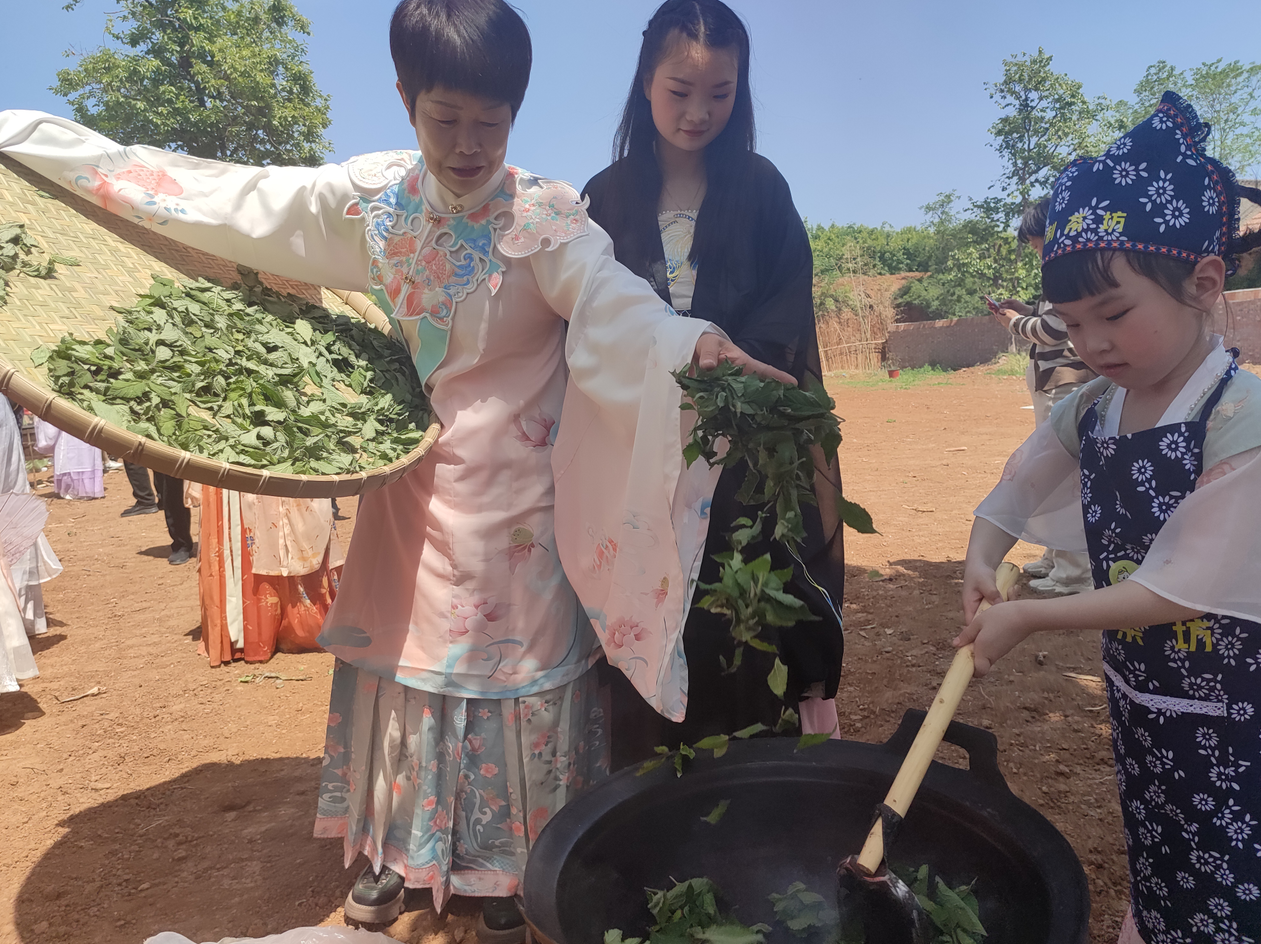 着汉服，研学行，享膳食！“五一”度假嵩县叶岭村是个好“趣”处