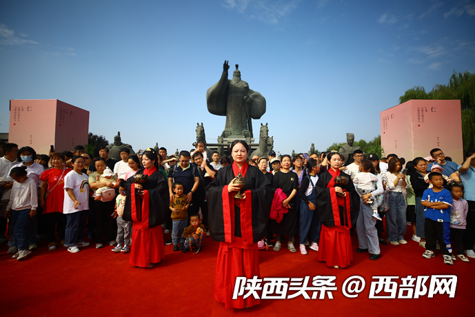 西安汉城湖景区举办中秋祈福礼，弘扬传统文化。