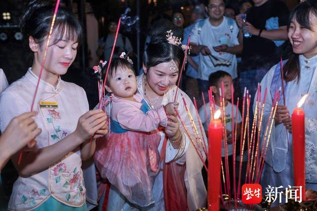 汉服衣袂飘飘，仙女月下起舞，看“晚清第一园”中秋赏月拜月会